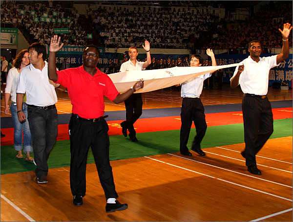 外運會會旗由各外商投資企業選拔的運動員護衛入場