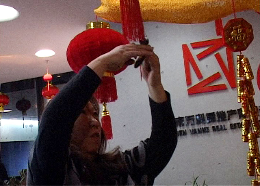 萬科新年氣氛營造方案-地產總部大堂安裝燈籠精心修剪